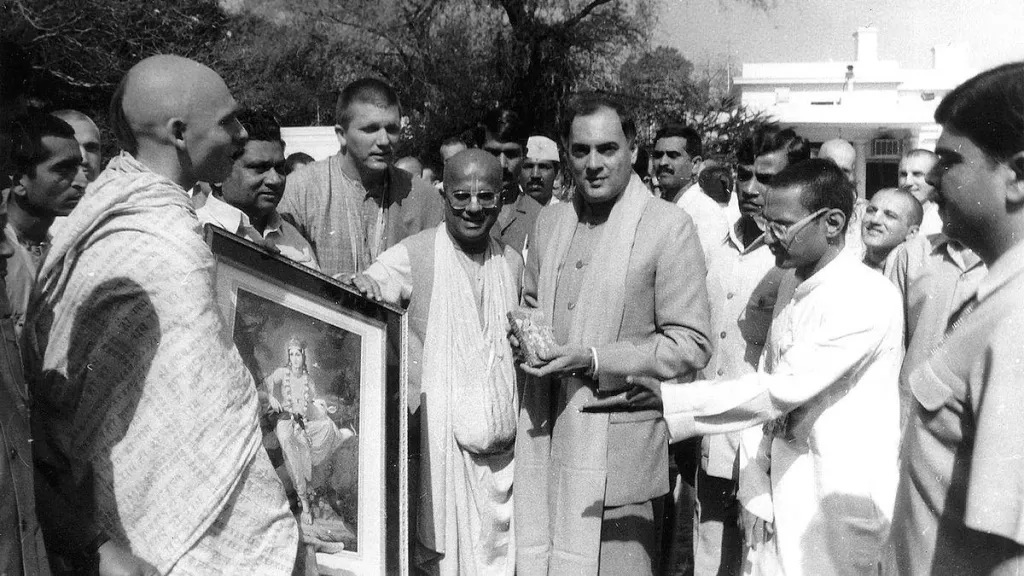 1984-ലെ ലോക്സഭാ തെരഞ്ഞെടുപ്പിൽ രാജീവ്ഗാന്ധി അയോധ്യയിൽ നിന്നാണ് തെരഞ്ഞെടുപ്പ് പ്രചരണം ആരംഭിച്ചത്. രാമരാജ്യ പ്രഖ്യാപനത്തോടെ ആരംഭിച്ച കോൺഗ്രസിൻറെ തെരഞ്ഞെടുപ്പ് ക്യാമ്പയിൻ ഹിന്ദുവോട്ട് ബാങ്കുകളെ ലക്ഷ്യംവെച്ചുള്ള പരസ്യമായ വർഗീയ പ്രചരണമാകുകയായിരുന്നു.