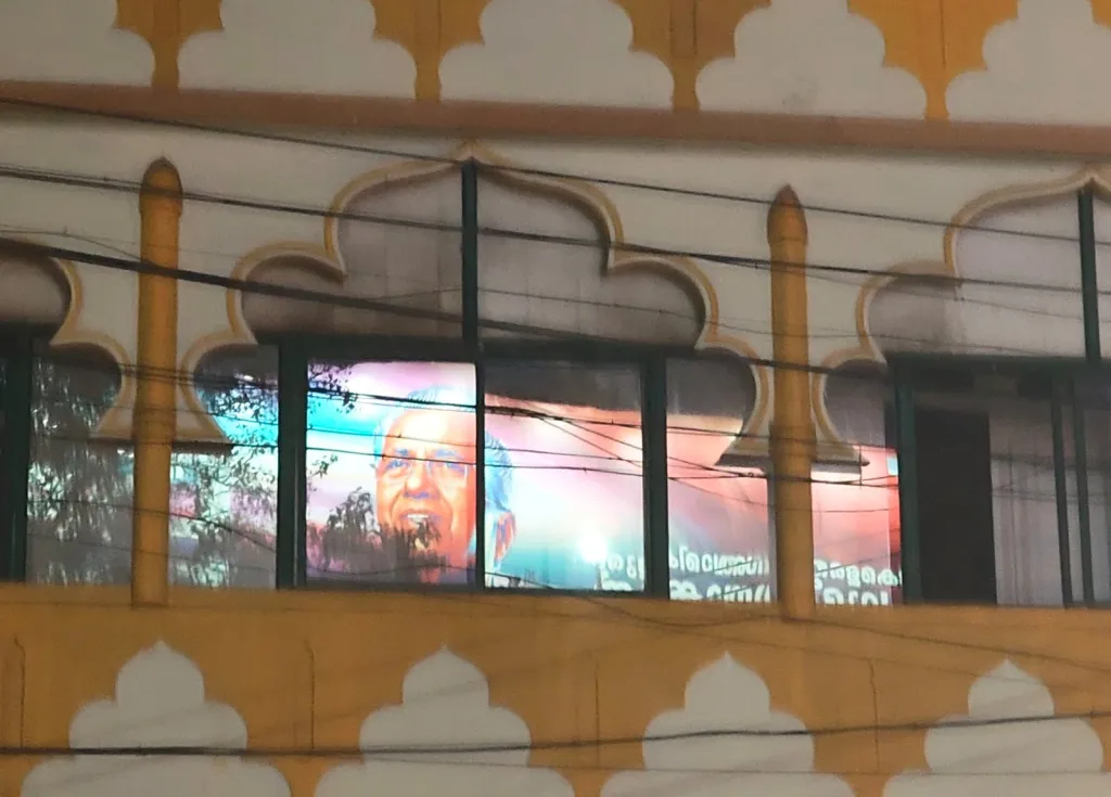 മലപ്പുറത്ത്‌ ഹിന്ദുക്കൾക്ക്‌ ജീവിക്കാൻ കഴിയാത്ത അവസ്ഥയാണെന്ന വെള്ളാപ്പള്ളിയുടെ തുടരെയുള്ള ഗുരുതരമായ ആരോപണങ്ങളെ മുഖ്യമന്ത്രി പരോക്ഷമായി അനുകൂലിക്കുകയാണെന്ന് മുസ്ലിംകൾക്ക്‌ പരാതിയുണ്ട്‌.