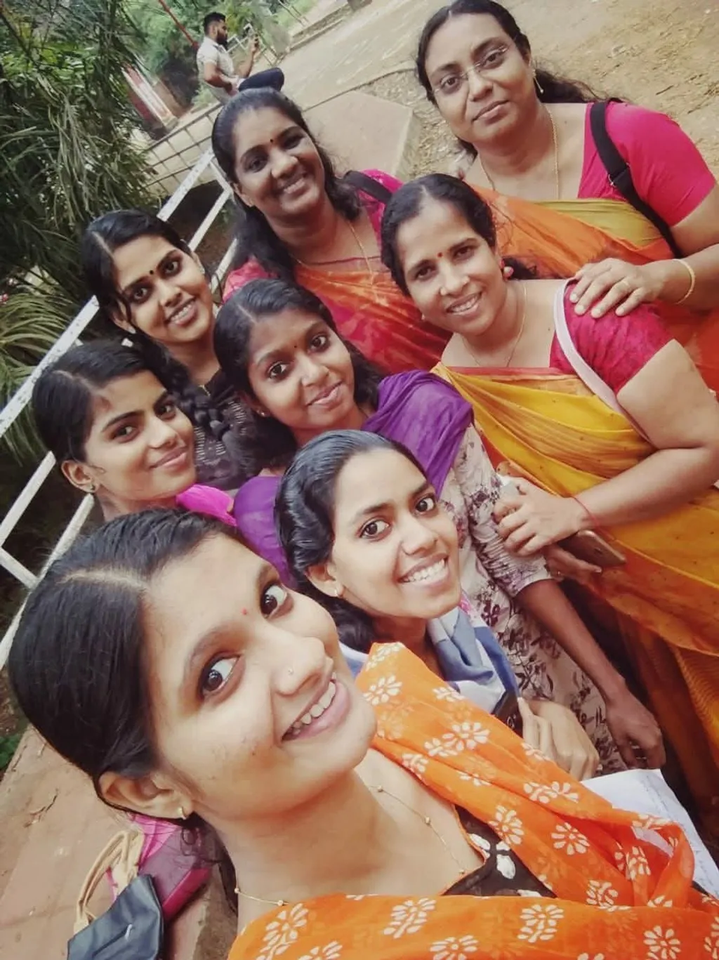 ഡോ. ബി. കല ഹരിദാസൻ വിദ്യാർത്ഥികളോടൊപ്പം