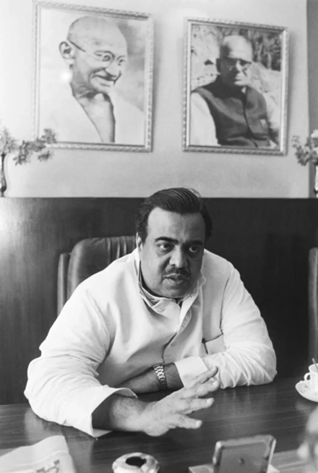  ജവഹർലാൽ നെഹ്റുവിന്റെ പ്രവർത്തനങ്ങളിൽ ആകൃഷ്ടനായ കെ.പി. ഉണ്ണികൃഷ്ണൻ കോൺഗ്രസിനെ കൂടുതലായി മനസ്സിലാക്കാൻ തുടങ്ങി. രാം മനോഹർ ലോഹ്യയുടെ കടുത്ത നെഹ്റു വിരുദ്ധ ശൈലിയോട് എതിർപ്പുണ്ടായിരുന്നു ഉണ്ണികൃഷ്ണന്. 