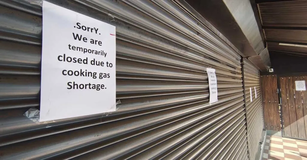 വാണിജ്യാവശ്യത്തിനുള്ള പാചകവാതക സിലിണ്ടറുകൾ കിട്ടാതായതോടെ കേരളത്തിലെ ഹോട്ടൽ മേഖലയാകെ അടച്ചുപൂട്ടൽ ഭീഷണിയിലാണ്.