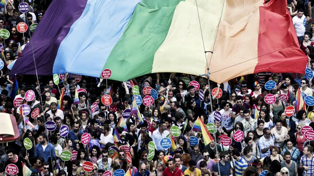 ട്രാൻസ്ജൻഡറുകൾ അനുഭവിക്കുന്ന സാമൂഹിക അന്യവൽക്കരണവും അവകാശനിഷേധവും ഒറ്റപ്പെടുത്തലും അവരെ വ്രണിതമാക്കുന്നു. 