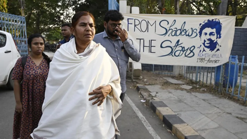 ഹൈദരാബാദ് സർവകലാശാലയിൽ ദലിത് പീഡനത്തെുടർന്ന് ആത്മഹത്യ ചെയ്ത ഗവേഷണ വിദ്യാർഥി രോഹിത് വെമുലയുടെ അമ്മ രാധിക വെമുല.