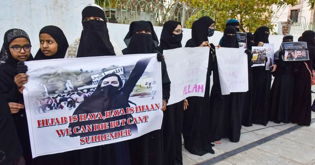 ഭക്ഷണത്തെയും വസ്​ത്രത്തെയും പ്രശ്നവൽക്കരിച്ച് തീവ്രഹിന്ദുത്വ നിലപാടുകളിൽ നിന്നും സംഘപരിവാർ നടത്തിക്കൊണ്ടിരിക്കുന്ന വിദ്വേഷപ്രചാരണത്തിന്റെ ഭാഗമാണ് കർണാടകയിലെ ഹിജാബ് നിരോധനം. 