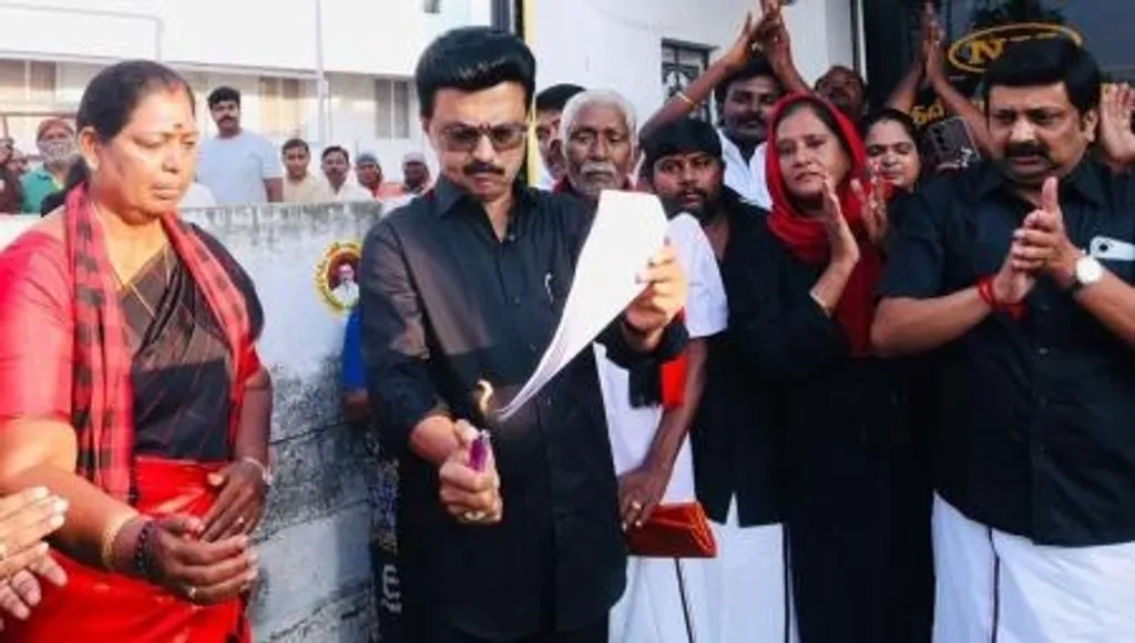 ഡി എം കെയും  തമിഴ്‌നാട് മുഖ്യമന്ത്രി സ്റ്റാലിനും 131-ആം ഭരണഘടനാ ഭേദഗതി ബില്ലിന്റെ പകർപ്പുകൾ തെരുവിൽ കത്തിച്ചുകൊണ്ട് തുടങ്ങിയ സമരം വാസ്തവത്തിൽ ഈ ഭരണഘടനാ അട്ടിമറിക്കെതിരായ പോരാട്ടത്തിനെ ശരിയായി നിർവചിക്കുകയായിരുന്നു.