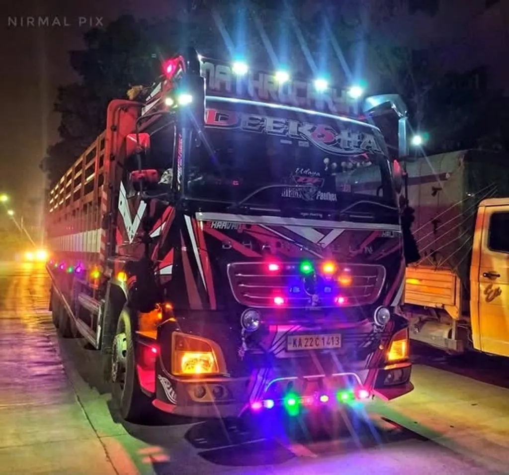 അതിർത്തി കടന്നെത്തുന്നതും നമ്മുടെ നാട്ടിലെ തന്നെയുമായ വലിയ ലോറികളിൽ കെട്ടിവെച്ച പലവർണ്ണങ്ങളിലുള്ള കറങ്ങുന്ന ലേസർ ലൈറ്റുകൾ, 120 ഡെസിബെല്ലിന് മുകളിൽ ശബ്ദം മുഴക്കുന്ന അൾട്രാ ലോ-ഫ്രീക്വൻസി ബാസ് സ്പീക്കറുകൾ, മിഡ്-ഹൈ ഫ്രീക്വൻസി സ്പീക്കറുകൾ എന്നിവ ഉപയോഗിച്ചാണ് ഈ ഡി.ജെ ശബ്ദം അലറിയടുക്കുന്നത്.