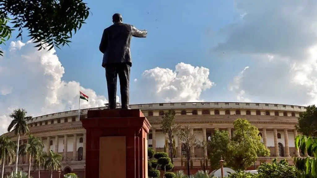 ഇടതുപക്ഷ സൈദ്ധാന്തികരെല്ലാം ഇപ്പോഴും ഈ വർഗവിശകലനത്തിൽ തന്നെയാണ് നിൽക്കുന്നത്. ജാതിയെ അഡ്രസ് ചെയ്തുകഴിഞ്ഞാൽ, ക്ലാസ് കോൺഫ്ലിക്റ്റ് എന്നതിൽനിന്ന് മാറി ചിന്തിക്കേണ്ടിവരും. അതിനുള്ള ശേഷി ഇവിടുത്തെ ഇടതുപക്ഷ ചരിത്രകാരർക്കും സൈദ്ധാന്തികർക്കുമില്ല. 