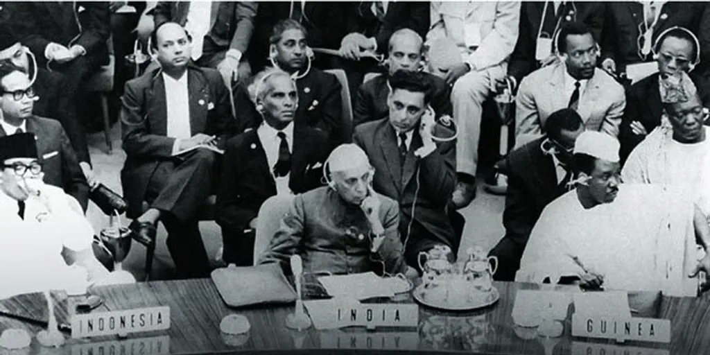 ആഗോള ദക്ഷിണത്തിന്റെ ഉറവിടം ചരിത്രപരമായി 1955-ൽ ഇന്തോനേഷ്യയിലെ ബാൻഡൂങ് നഗരത്തിൽ നടന്ന ഏഷ്യൻ- ആഫ്രിക്കൻ രാജ്യങ്ങളുടെ നേതാക്കളുടെ ഒത്തുചേരലാണ്. 