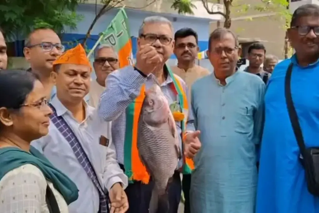 കഴിഞ്ഞ നിയമസഭാ തെരഞ്ഞെടുപ്പിൽ ബംഗാളികൾ വെജിറ്റേറിനാകണം എന്ന തരത്തിലുള്ള കാമ്പയിൻ ചില ബി.ജെ.പി നേതാക്കളുടെ ഭാഗത്തുനിന്നുണ്ടായി. എന്നാൽ, ഇത്തവണ ബിധാൻ നഗറിൽ മത്സരിക്കുന്ന ബി.ജെ.പി സ്ഥാനാർഥി ഡോ. ശരാവത് മുഖോപാധ്യായ കൈയിൽ പച്ചമീനും പിടിച്ചാണ് കാമ്പയിൻ നടത്തുന്നത്.