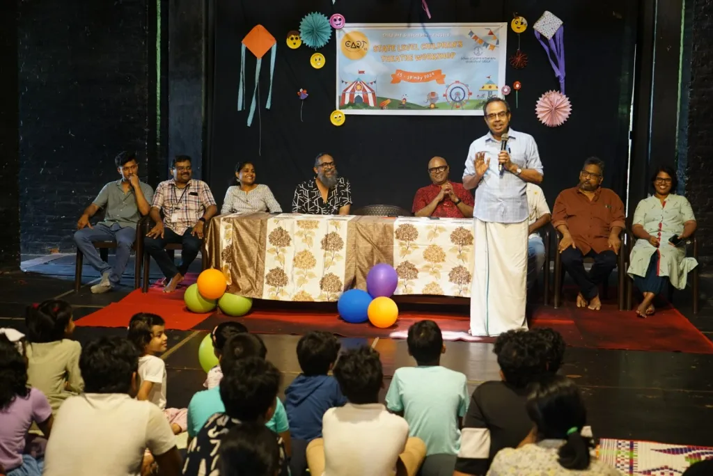  നാട്ടുകാരുടെ ചെറിയ സംഭാവനകളാണ് ആ കളരിയുടെ അടിത്തറയായി മാറിയത്. ഈ ജനകീയ പങ്കാളിത്തം തന്നെയാണ് ‘കാർട്ടിനെ’ ഒരു സാംസ്കാരിക പ്രസ്ഥാനമായി ഉയർത്തിയത്.