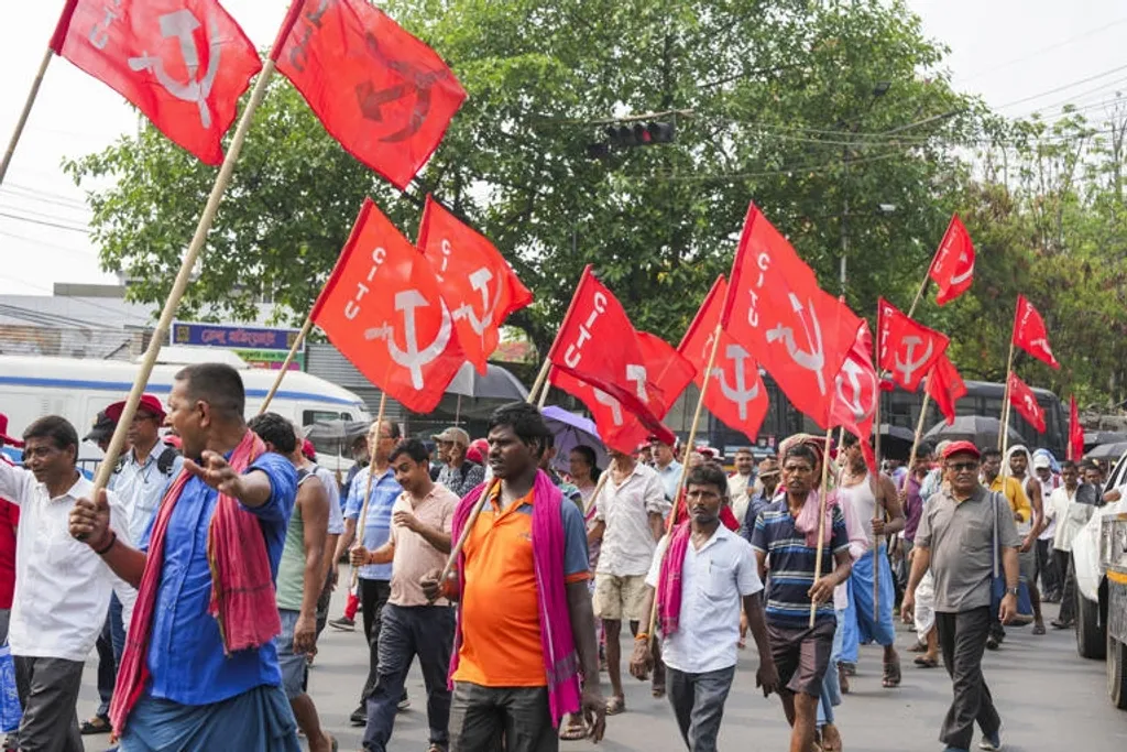ഭരണത്തിന്റെ അവസാനകാലത്ത് സി.പി.എം നേരിട്ട ഏറ്റവും വലിയ ആരോപണം, വ്യക്തിഗതജീവിതത്തിൽ 'കുട്ടി സഖാക്കൾ' ഇടപെടാൻ തുടങ്ങി എന്നതാണ്, പ്രത്യേകിച്ച് ഗ്രാമങ്ങളിൽ. 