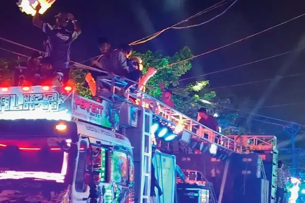 മിക്ക ഉത്സവപ്പറമ്പുകളിലും ഇന്ന് സംഘർഷം പതിവ് കാഴ്ചയാണ്. ലഹരിയുടെയും മയക്കുമരുന്നിന്റെയും അകമ്പടിയോടെ, അസഹനീയമായ ശബ്ദവും വെളിച്ചവും വമിപ്പിച്ചെത്തുന്ന 'ഇടിവണ്ടി'കൾ ഇന്ന് ഉത്സവഭീകരതയുടെ പ്രതീകങ്ങളായി മാറിക്കഴിഞ്ഞു.