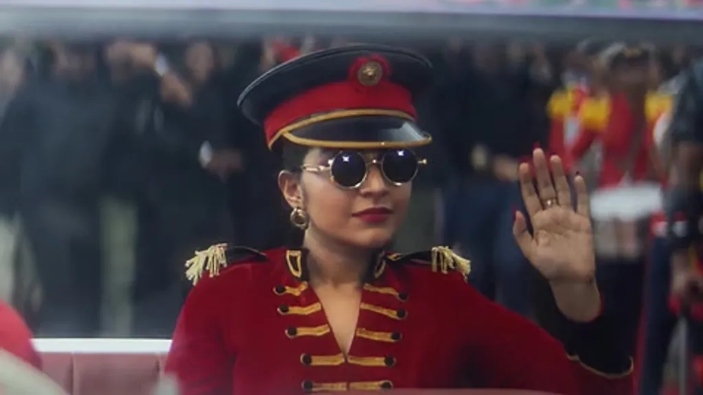 ഫ്രിഡ സോമൻ കോടതിയിൽവെച്ച് നടത്തുന്ന സംഭാഷണത്തിൽ, തന്റെ ശരീരം ഒരു വസ്തുവാ ണെന്നും അതിന്റെ ഓരോ ഭാഗങ്ങളും വിപണചരക്കുകളുമാണെന്നും പറയുന്നു. പോസ്റ്റ്ഹ്യൂമനിസത്തിന്റെയും ഡിജിറ്റൽ ക്യാപിറ്റലിസത്തിന്റെയും സവിശേഷ സാഹചര്യങ്ങൾ സ്ത്രീയെ ഉപഭോഗവസ്തുവാക്കുന്നത്തിൽ കൂടുതൽ തൽപരമാണ്. 