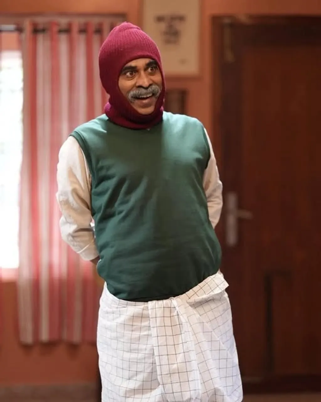 സുരാജ് വെഞ്ഞാറമൂട് അവതരിപ്പിക്കുന്ന 'ഗോവിന്ദരാജ' എന്ന കഥാപാത്രം ഭരതൻ നായരുടെ ആ കഴിഞ്ഞകാലത്തിന്റെ ബാക്കിപത്രമാണ്. അമിതാഭിനയത്തിന്റെ സർവ്വസാധ്യതകളെയും തിരസ്കരിച്ചുകൊണ്ട് സൂക്ഷ്മാഭിനയത്തിന്റെ സേഫ് സ്പോട്ട് മുറുകെപ്പിടിക്കുകയാണ് സുരാജ്. 