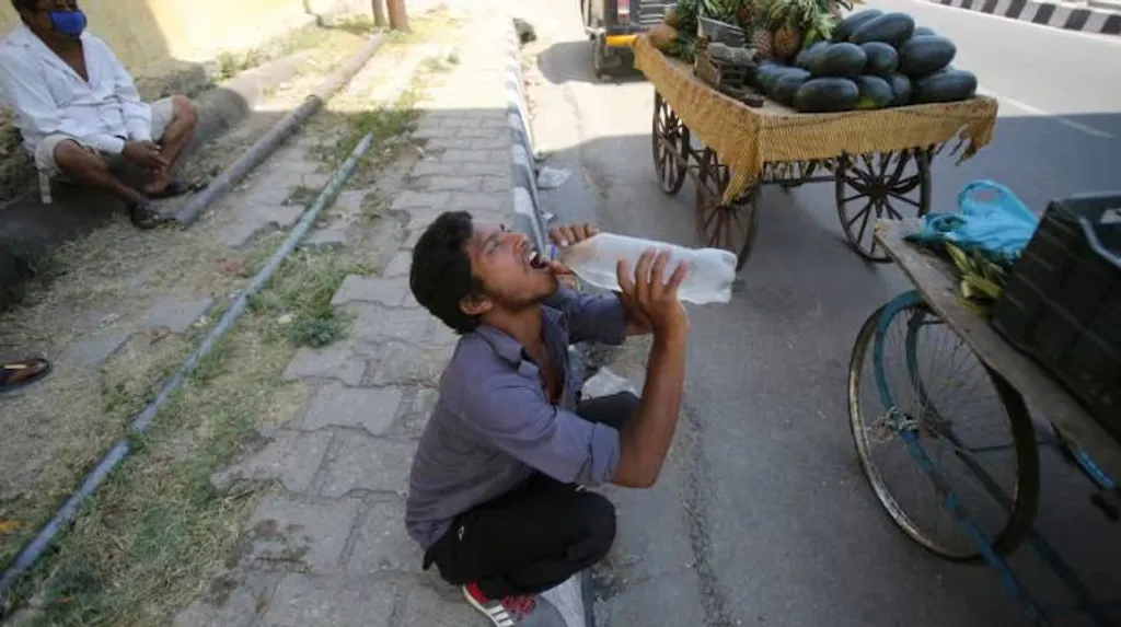 ജോലിസമയം രാവിലെ 11ന് മുമ്പും വൈകീട്ട് മൂന്നിനു ശേഷവുമായി ക്രമീകരിക്കുക. കഠിനമായി വ്യായാമം ചെയ്യുന്നവർ ഇടക്കിടെ തണലിടങ്ങളിൽ വിശ്രമിക്കുകയും വെള്ളം കുടിക്കുകയും വേണം.