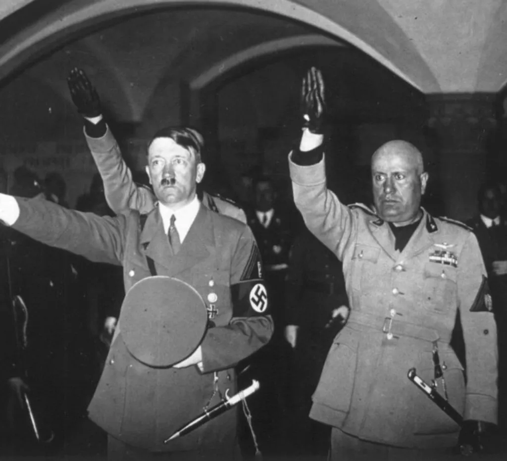 അഡോൾഫ് ഹിറ്റ്ലർ, ബനിറ്റോ മുസോളിനി. ഒന്നാം തരംഗം ഒന്നാം ലോക മഹായുദ്ധം മുതൽ രണ്ടാം ലോകമഹായുദ്ധം വരെയുള്ള ഘട്ടം. ഫ്രാങ്കോ, ഹിറ്റ്ലർ, മുസോളിനി, സ്റ്റാലിൻ, ടോജോ എന്നിവരാണ് ഈ ഘട്ടത്തിലെ ഏകാധിപത്യത്തെ പ്രതിനിധീകരിക്കുന്നത്.