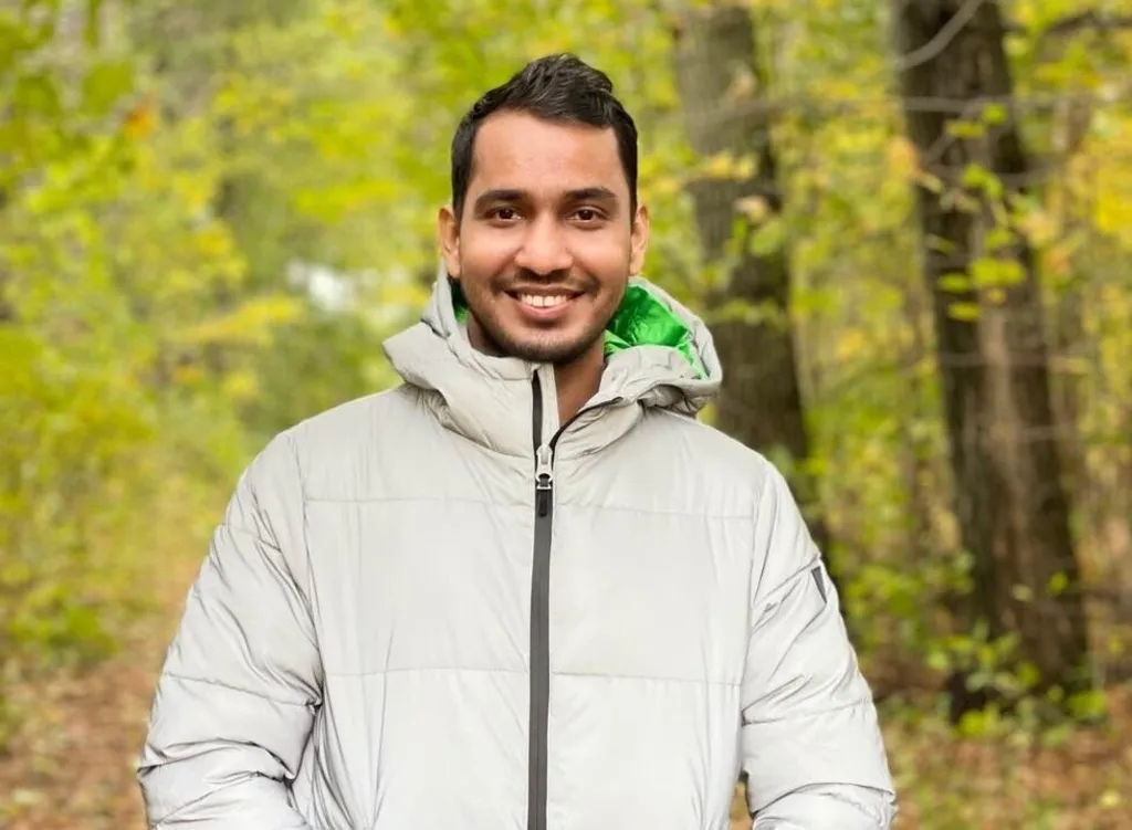 റോഹിംഗ്യൻ കവിയും ആക്ടിവിസ്റ്റുമായ മയ്യു അലി. അതിജീവിച്ചയാളുടെ സാക്ഷ്യപത്രം എന്ന നിലയ്ക്ക് മയ്യു അലിയുടെ ഓർമകളും പ്രതിഫലനങ്ങളും താൻ ജനിച്ചുവീണ മ്യാന്മറിലെ ആരാഖാൻ പ്രവിശ്യയിൽ അനുഭവിച്ച റോഹിംഗ്യൻ വംശഹത്യയുടെ അപൂർവവും ഹൃദയസ്പർശിയുമായ നേരിട്ടുള്ള വിവരണമാകുന്നു. 