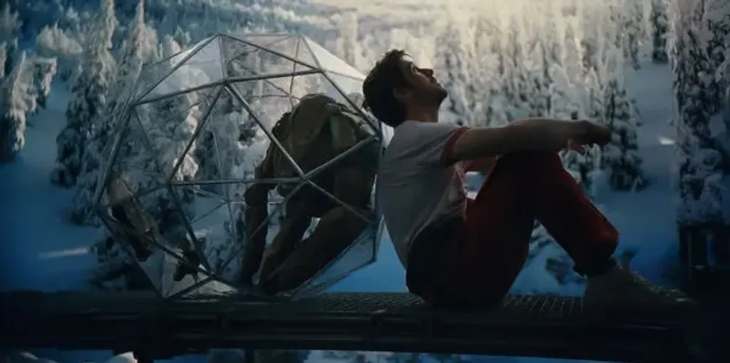 ബഹിരാകാശ യാത്രികനായ ഡോ. ഗ്രെയ്സ് ഇവിടെ റോബിൻസൺ ക്രൂസോയാകുകയാണ്. റോക്കി അയാളുടെ സൗഹൃദത്തിന് വിധേയപ്പെട്ടു കഴിയുന്ന ഫ്രൈഡേയും.