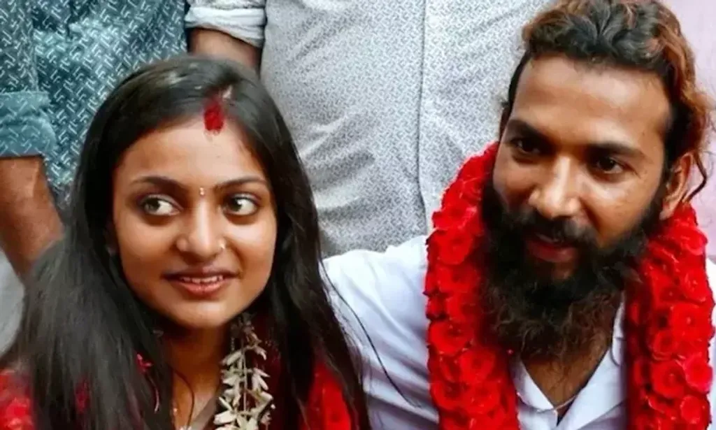 മൊണാലിസയുടെ വിവാഹം വിവാദമാക്കുന്നതിൽ സംഘപരിവാറുകാർക്കൊപ്പം കേരളത്തിലെ ഒരു യൂത്ത് കോൺഗ്രസ്​ നേതാവിന്റെയും പരാതിയുണ്ടായിരുന്നുവെന്നതിൽ അസ്വാഭാവികതയൊന്നുമില്ല. 