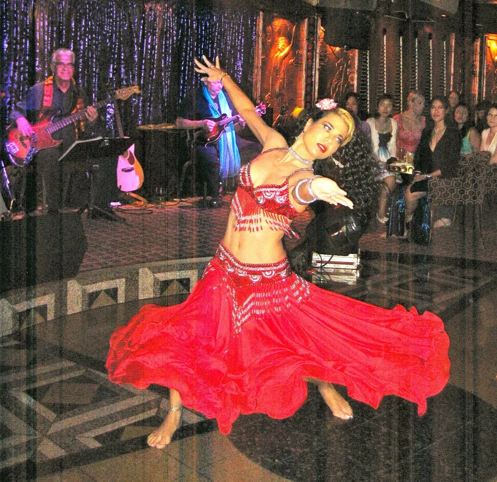 അറബ് സംഗീതത്തിന് “belly dance’’ എന്ന് വിളിച്ച്, വികലമായി ലൈംഗികവത്കരിച്ചതിന്റെ പശ്ചാത്തലംതന്നെ  കോളനിവൽക്കരണമാണ് എന്നും നെഹർ മനസ്സിലാക്കുന്നുണ്ട്. 