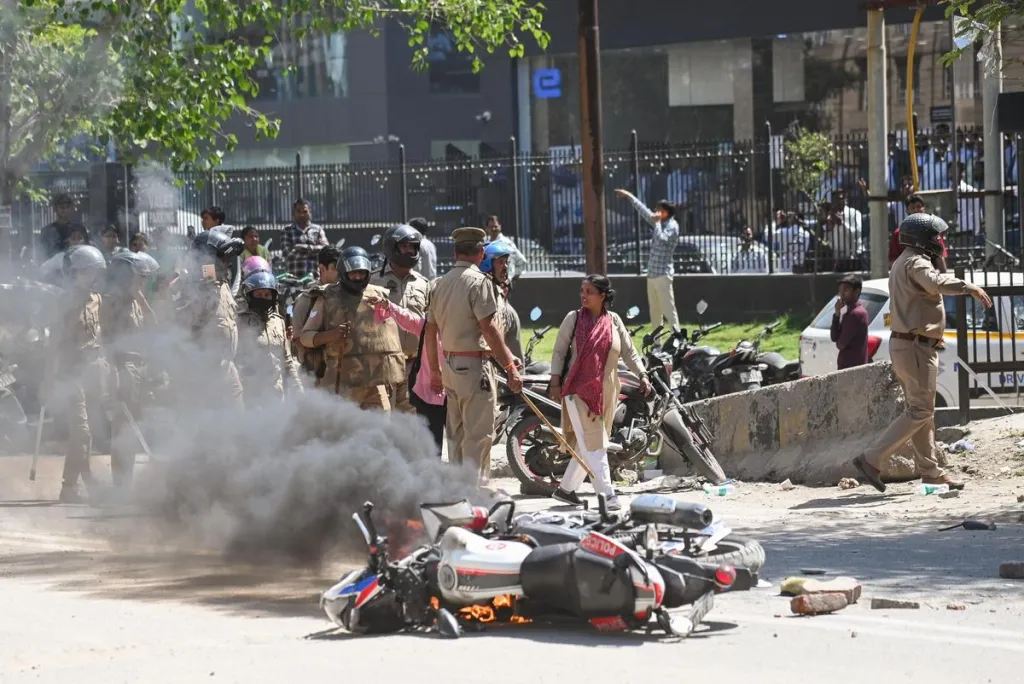 കടുത്ത അടിച്ചമർത്തലും നിയമവിരുദ്ധമായ അറസ്റ്റുകളും ബലപ്രയോഗവുമാണ് നോയിഡയിലെ തൊഴിലാളികൾക്കെതിരെ യു.പി സർക്കാർ നടത്തുന്നത്. 