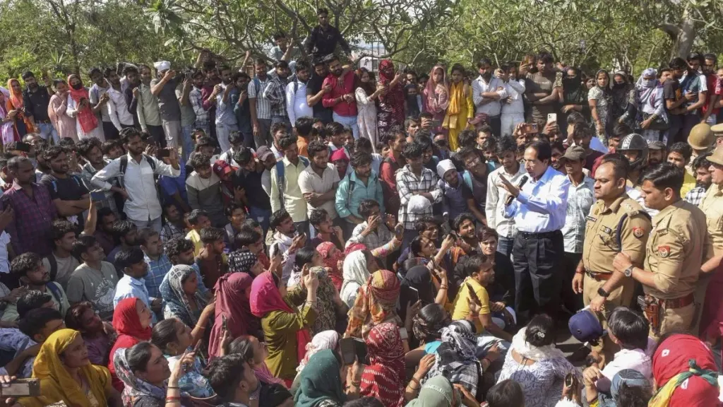 നോയിഡയിൽ തൊഴിലാളികളുടെ പ്രതിമാസ വേതനം ഏകദേശം 11,000 രൂപയാണ്. നഗരപശ്ചാത്തലത്തിലെ അടിസ്ഥാന ജീവിതച്ചെലവിനുപോലും ഈ തുക തികയില്ല. 