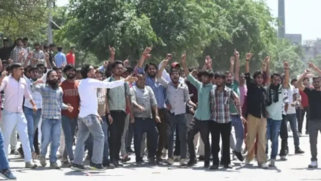 വർദ്ധിച്ചുവരുന്ന ജീവിതച്ചെലവിനനുസൃതമായി അവിദഗ്ധ തൊഴിലാളികൾക്ക് പ്രതിമാസം 20,000 മുതൽ 26,000 രൂപ വരെ മിനിമം വേതനം, കരാറുകാർ വേതനം കുറയ്ക്കുന്നത് തടയാൻ കമ്പനി നേരിട്ട് നിയമിക്കുക എന്നിവയാണ് നോയിഡയിൽ സമരം ചെയ്യുന്ന തൊഴിലാളികളുടെ പ്രാഥമിക ആവശ്യങ്ങൾ. 