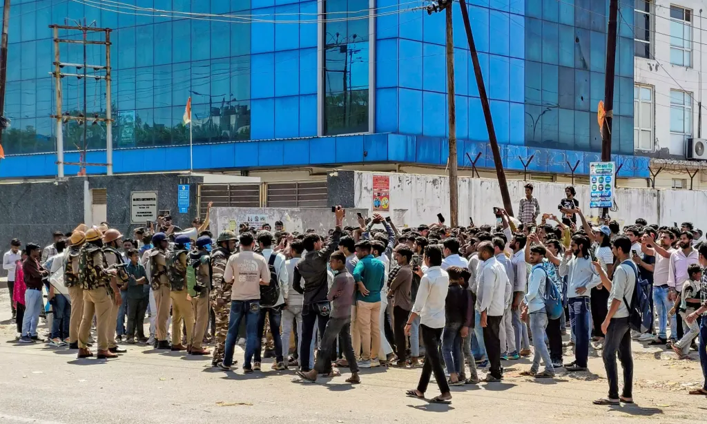 നോയിഡ സമരം ഒരു കേന്ദ്രീകൃത ട്രേഡ് യൂണിയന്റെ നേതൃത്വത്തിൽ നടന്നതല്ലെങ്കിലും, തൊഴിലാളികളുടെ വികേന്ദ്രീകൃതമായ മുന്നേറ്റത്തിൽ നിന്നാണ് ഉടലെടുത്തത്. പിന്നീട് സംഘടിത തൊഴിലാളി സംഘടനകൾ ഇതിലേക്ക് കടന്നുവരികയായിരുന്നു. 