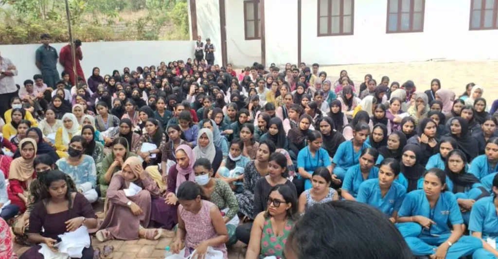  വിദ്യാഭ്യാസ വായ്പ വ്യാപകമായി ലഭ്യമായതോടെ വിദ്യാർത്ഥികൾക്ക് പഠനം തുടരാൻ അവസരം ലഭിച്ചെങ്കിലും അത് വലിയ സാമ്പത്തിക കുരുക്കിലേക്കാണ് അവരെ എത്തിച്ചത്. 