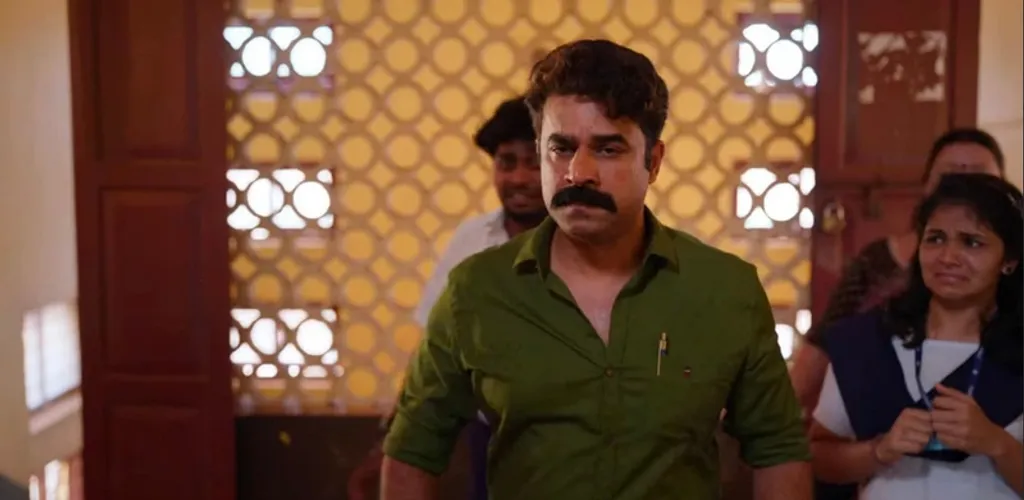 സ്കൂളുകളിൽ നിലനിൽക്കുന്ന കപട സദാചാരവും, വിദ്യാർത്ഥികൾക്ക് മേൽ അടിച്ചേൽപ്പിക്കുന്ന സദാചാര പോലീസിങ്ങും സിനിമ ചോദ്യം ചെയ്യുന്നു.