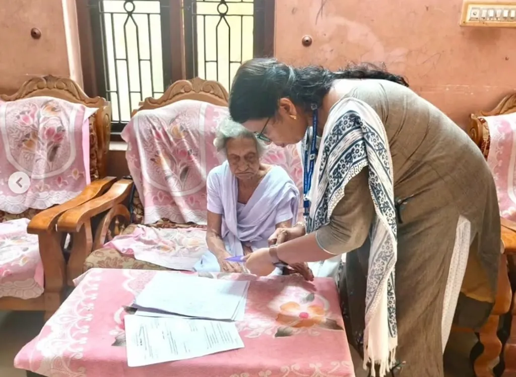 കഴിഞ്ഞ നിയമസഭാ തെരഞ്ഞെടുപ്പിലടക്കം വീട്ടിൽ വോട്ട് നടപ്പിലാക്കിയെങ്കിലും ചുരുക്കം ആളുകളിൽ അതെത്തിക്കാനേ നിലവിൽ സംവിധാനത്തിനായിട്ടുള്ളൂ.    