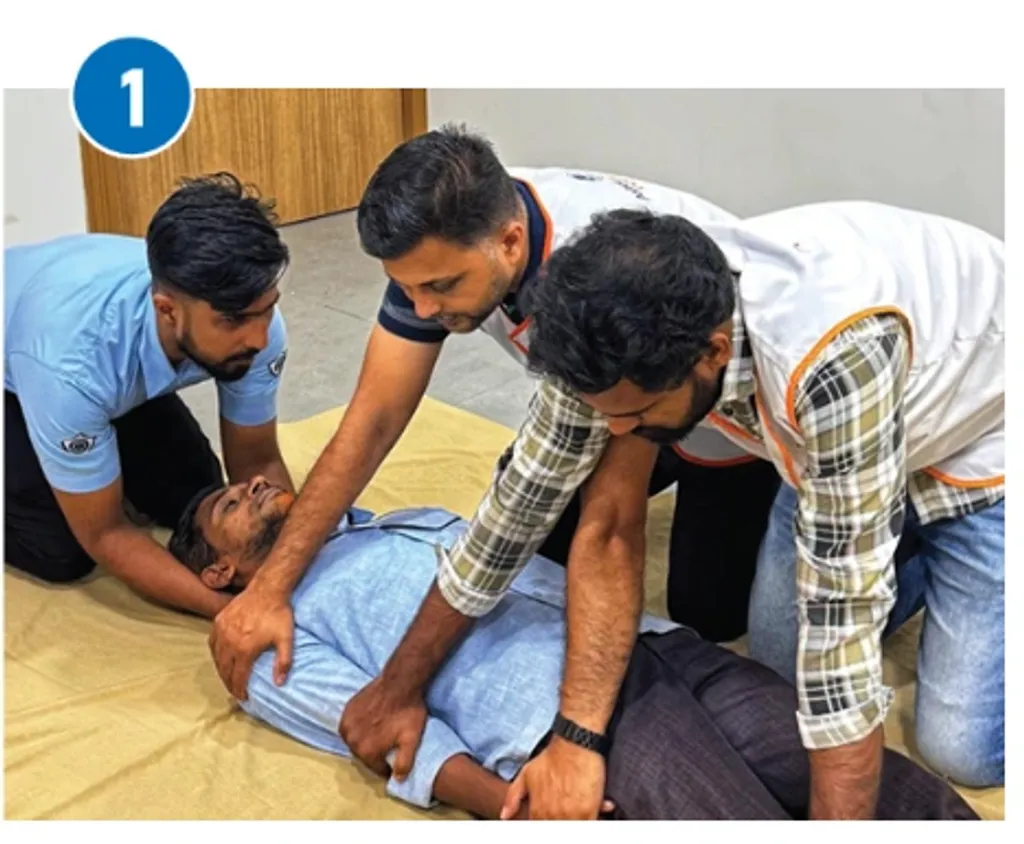 ഒരാൾ പരിക്കേറ്റയാളുടെ തലയുടെയും ചുമലിന്റെയും ഭാഗത്ത് പിടിക്കുക. പരിക്കേറ്റയാളുടെ തല കൈത്തണ്ടകൾക്കിടയിൽ വരണം. തള്ളവിരൽ ചുമലിനു മുകളിലും മറ്റു വിരലുകൾ ചുമലിനടിയിലും വരുന്ന വിധത്തിൽ പിടിക്കുക. രണ്ടുപേർ പരിക്കേറ്റയാളുടെ ശരീരം ഇളകാതെ പിടിക്കണം. ഒരാൾ കൈയുടെ മുകൾ ഭാഗത്തും നടുഭാഗത്തും. മറ്റേയാൾ കൈമുട്ടിനടുത്തും കാൽമുട്ടിനടുത്തും.