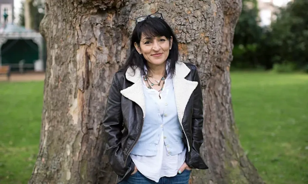 അബുൽഹവയുടെ അറബ് ചരിത്രകഥനം 1990-കളിലെ പശ്ചിമേഷ്യൻ പ്രതിസന്ധികളെക്കുറിച്ച് പറയുമ്പോൾപോലും അമേരിക്കയുടെ ക്രൂഡ് ഓയിൽ ആർത്തിയെക്കുറിച്ചോ അതിലൂടെ നിർമ്മിതമായ ആഗോളസമ്പദ് വ്യവസ്ഥയുടെ സങ്കീർണ്ണതകളെക്കുറിച്ചോ പരാമർശിച്ച് കാണുന്നില്ല എന്നത് വിചിത്രമായി തോന്നാം. 