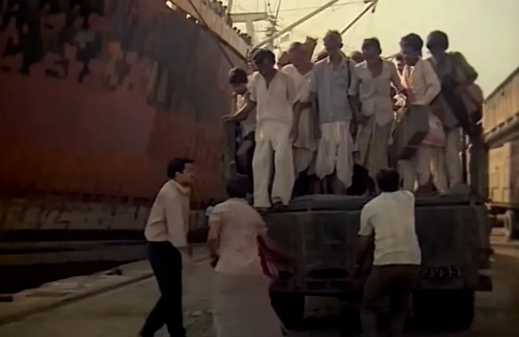 ‘വാസ്തുഹാര’യിൽ അഭയാർത്ഥികളുടെ ജീവിതത്തെ അവരുടെ ദൈന്യമായ വിഷ്വലുകളിലൂടെ ശക്തമായി വരച്ചു കാട്ടുന്നുണ്ട്. 