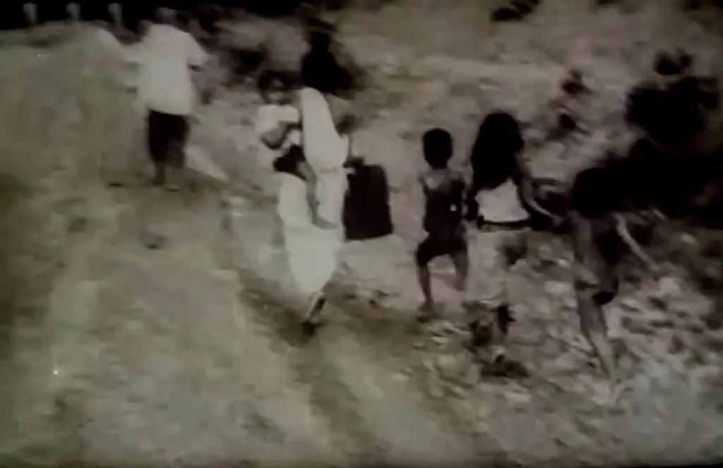 ‘വാസ്തുഹാര’ അവസാനിക്കുന്നത് 1971-ൽ നടന്ന ഇന്തോ പാക്ക് യുദ്ധത്തെയും തുടർന്നുള്ള പലായന ദുരിതങ്ങളെയും പറ്റി പറഞ്ഞു കൊണ്ടാണ്. വാഗ്ദത്ത ഭൂമികൾ  തേടിയുള്ള യാത്രകളുടെ (Exodus) വിഫലതകൾ ഓർമ്മിപ്പിച്ചു കൊണ്ട്. "എല്ലാ കാലത്തും ഇത് സംഭവിച്ചു കൊണ്ടിരിക്കുന്നു," എന്ന ആദ്യ വാചകം മനസിൽ മുഴങ്ങുന്നു.