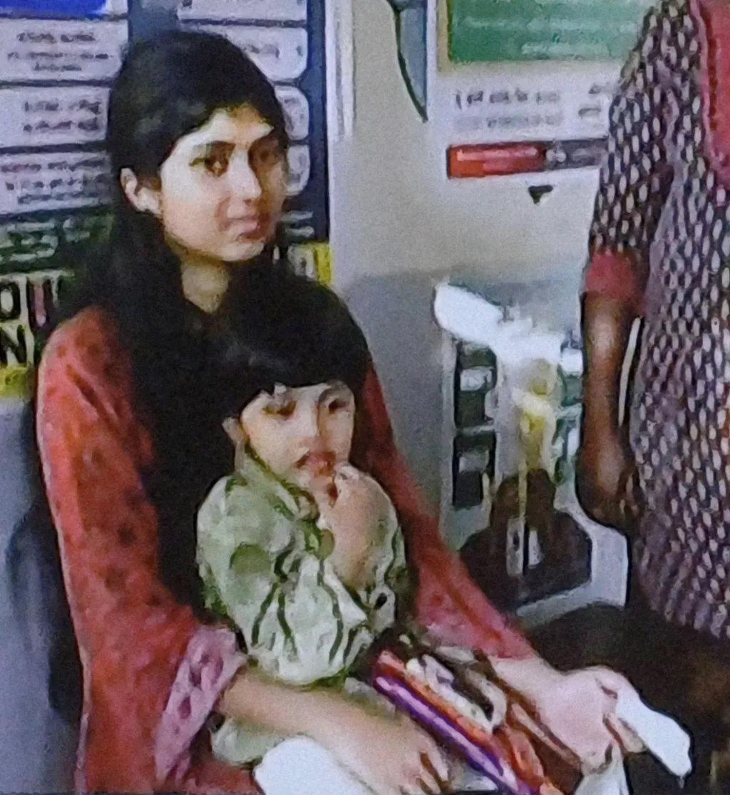 നിയമസഭാ തെരഞ്ഞെടുപ്പിന്റെ വോട്ടെടുപ്പിൽ തൃശ്ശൂരിലെ കൂർക്കഞ്ചേരിയിൽ വോട്ട് ചെയ്യാൻ വന്ന വിരലിൽ പരിക്കേറ്റ അക്ഷയ. ഇവരെ പ്രിസൈഡിങ് ഓഫീസർ വോട്ട് ചെയ്യാൻ അനുവദിച്ചില്ല. 