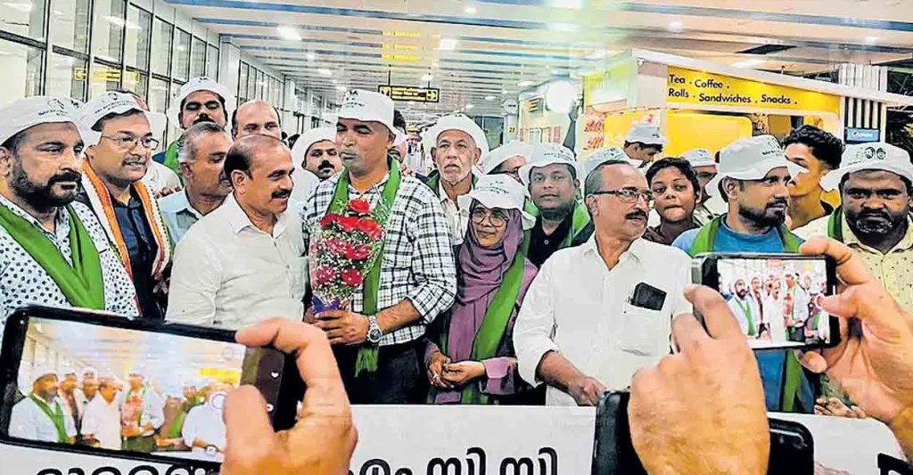 തെരഞ്ഞെടുപ്പു പങ്കാളിത്തത്തിന്റെയും വോട്ട് ചെയ്യുന്നതിന്റെയും കാര്യത്തിൽ മാത്രമല്ല പ്രവാസി മലയാളികൾ നിർണായകമാകുന്നത്. തെരഞ്ഞെടുപ്പുകളിൽ ചെലവഴിക്കപ്പെടുന്ന പണത്തിന്റെ വലിയൊരു സ്രോതസ്സായി പ്രവാസി മലയാളികൾ എല്ലാ കാലത്തും നിലനിന്നിട്ടുണ്ട്. 