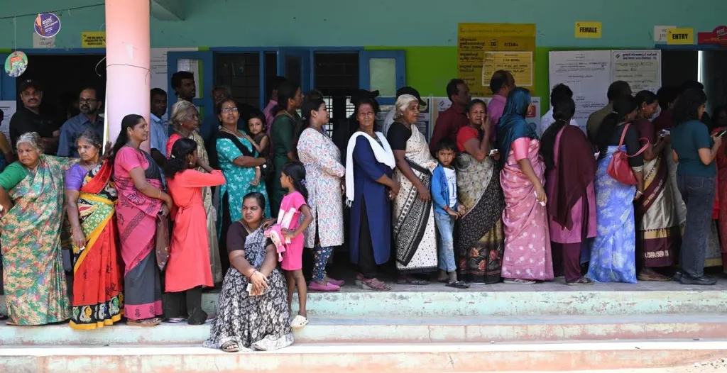 കഴിഞ്ഞ നിയമസഭാ തെരഞ്ഞെടുപ്പിൽ 140 മണ്ഡലങ്ങളിലായി വോട്ട് ചെയ്തവർ 2.7 കോടി എങ്കിൽ ഒരു വോട്ടർക്കായി ചെലവായത് 250 മുതൽ 370 രൂപയാണ്. ബൂത്ത് ഒന്നിന് ചെലവായത് 2.5 മുതൽ 3.5 ലക്ഷം രൂപയും. 