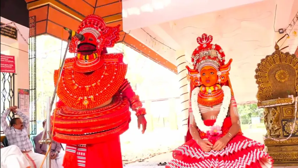 പെരുങ്കളിയാട്ടം നടക്കുന്ന മുച്ചിലോട്ട് കാവുകളിൽ വണ്ണാൻ കൂത്ത് നിർബന്ധമാണ്. കൂത്തുപറയുന്ന തെയ്യക്കാരനും കൂടെ കുഞ്ഞിത്തെയ്യമായി പെൺകൂത്തുമുണ്ടാകും.