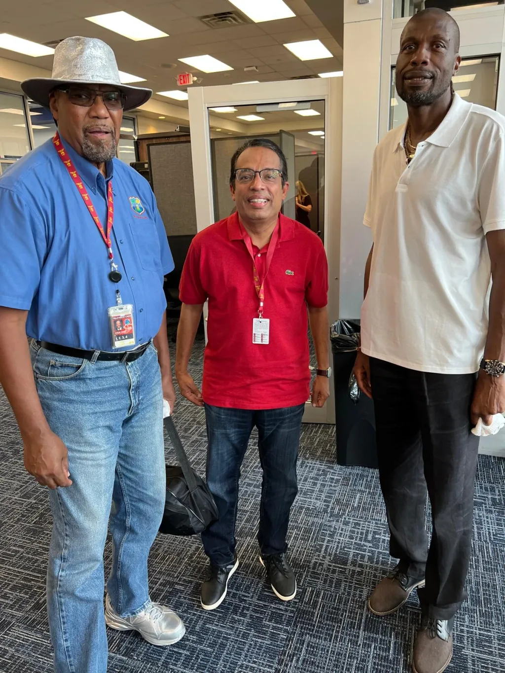  മുൻ ക്രിക്കറ്റ് താരങ്ങളായ കോളിൻ  ക്രോഫ്റ്റ്, കർട്ട്ലി  ആംബ്രോസ് എന്നിവരോടൊപ്പം  ഡോ. കൃഷ്ണ കിഷോർ.