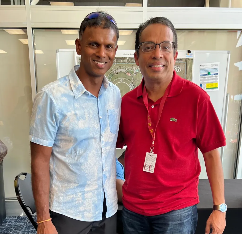 ക്രിക്കറ്റ് പരിശീലകനും വെസ്റ്റ് ഇൻഡീസ് ക്രിക്കറ്റ് ടീമിന്റെ മുൻ ക്യാപ്റ്റനുമായ ശിവ്‌നരൈൻ ചന്ദർപോളിനൊപ്പം ഡോ. കൃഷ്ണ കിഷോർ.