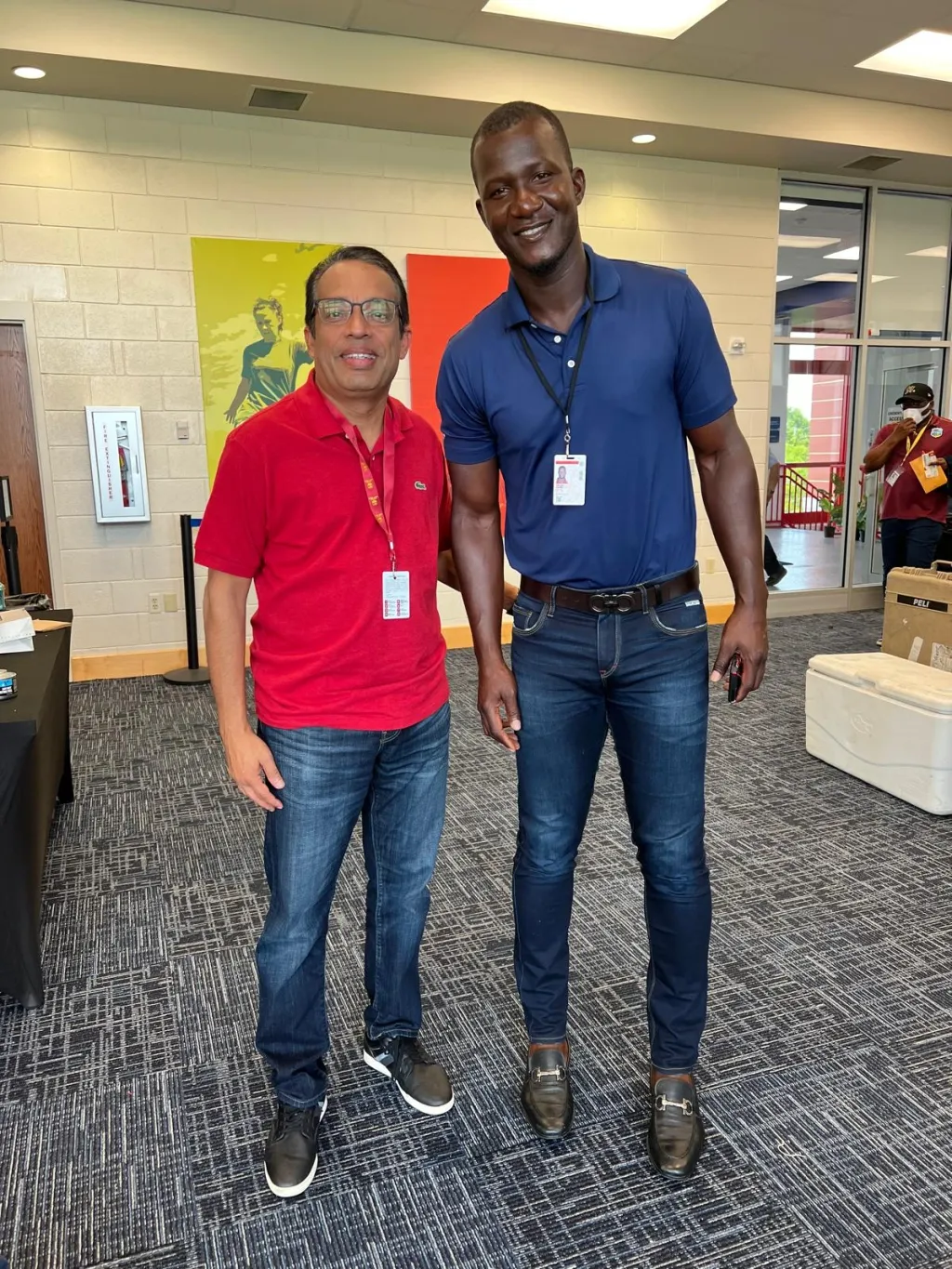 മുൻ ക്രിക്കറ്റ്  താരമായ ഡാരൻ സാമിയും ഡോ. കൃഷ്ണ കിഷോറും. 