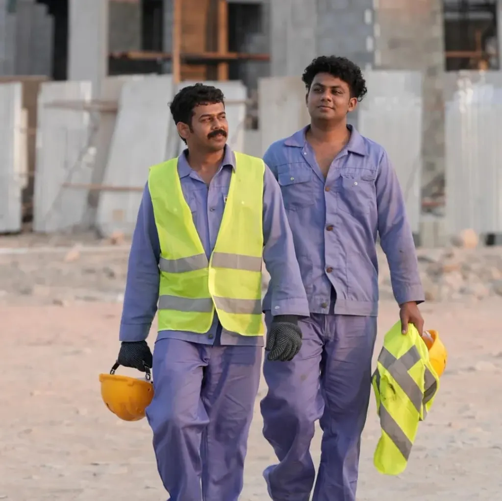 ചിത്രത്തിൽ, നാട്ടിലെ പ്രതിസന്ധികൾക്കിടയിൽ നിന്ന് രക്ഷനേടാനായി ഒരുകൂട്ടം ചെറുപ്പക്കാർ വിദേശയാത്ര സ്വപ്നം കാണുമ്പോൾ, മറുവശത്ത് കുടുംബത്തിലെ പ്രാരാബ്ധം മൂലമാണ് മറ്റു ചില കഥാപാത്രങ്ങൾ ഗൾഫ് നാടുകളിലേക്ക് കുടിയേറുന്നത്. 