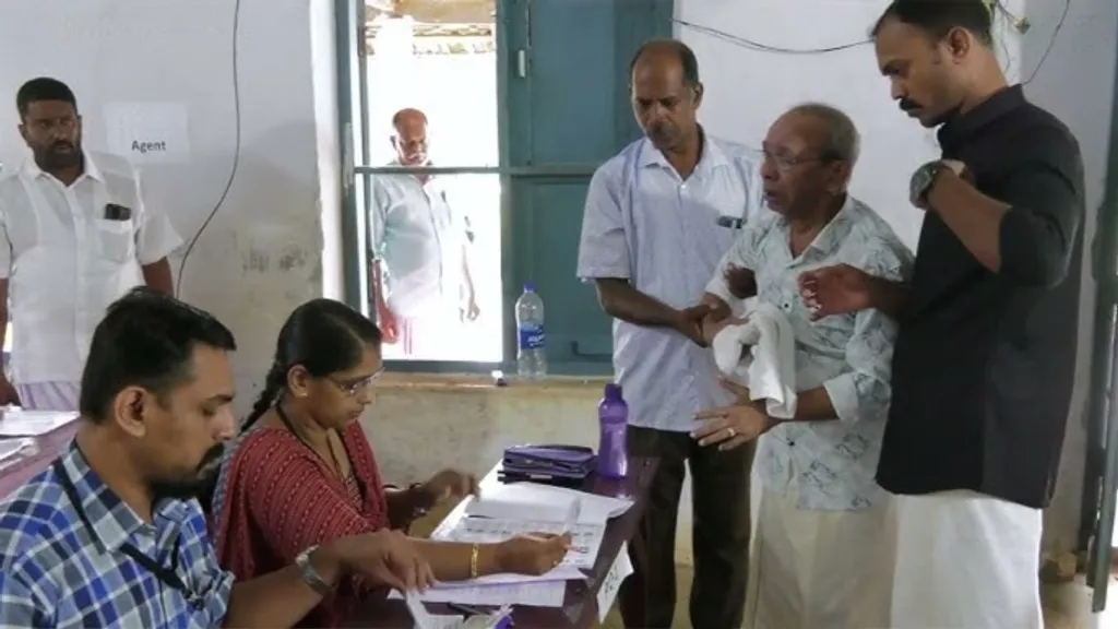 പോളിംഗ് സ്റ്റേഷനുകൾ സജ്ജീകരിക്കുക എന്നത് താലൂക്ക്- വില്ലേജ് അടിസ്ഥാനത്തിലുള്ള ഉദ്യോഗസ്ഥരുടെ വലിയ ജോലിയാണ്. സ്കൂളുകളും മറ്റ് സ്ഥലങ്ങളും കണ്ടുപിടിക്കുക ശ്രമകരമാണ്. 