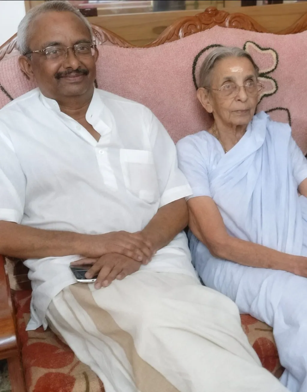 ഡി. അഷ്ടമൂർത്തിയും അമ്മ സുമംഗലയും.