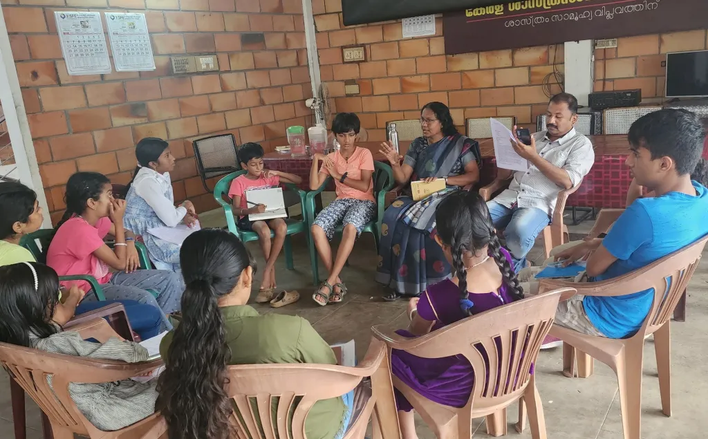 കുട്ടികൾ ഉണ്ടാക്കുന്ന യുറീക്കയ്ക്കുവേണ്ടിയുള്ള കുട്ടിപ്പത്രാധിപസമിതിയുടെ കൂടിയിരിപ്പിൽനിന്ന് (2023).