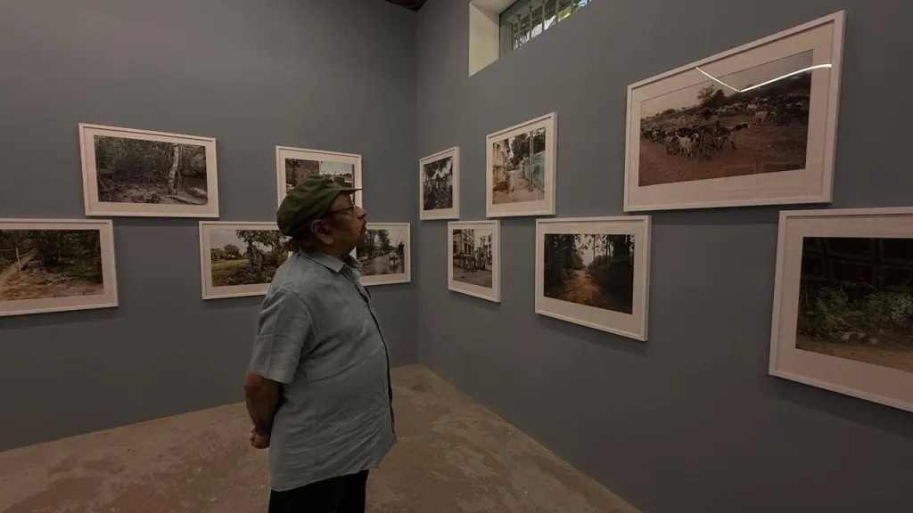 മറ്റുള്ളവർ ആശയവ്യവസ്ഥകളോടും പ്രത്യയശാസ്ത്രങ്ങളോടുമുള്ള ദാസ്യം മഹത്വ പൂർണമായി മനസ്സിലാക്കുമ്പോൾ, സച്ചിദാനന്ദൻ തന്റെ അടിമത്തം താൻ വിശ്വസിക്കുന്ന മൂല്യങ്ങളോടു മാത്രമാണെന്ന നിലപാടിലാണുറച്ചു നിൽക്കുന്നത്.