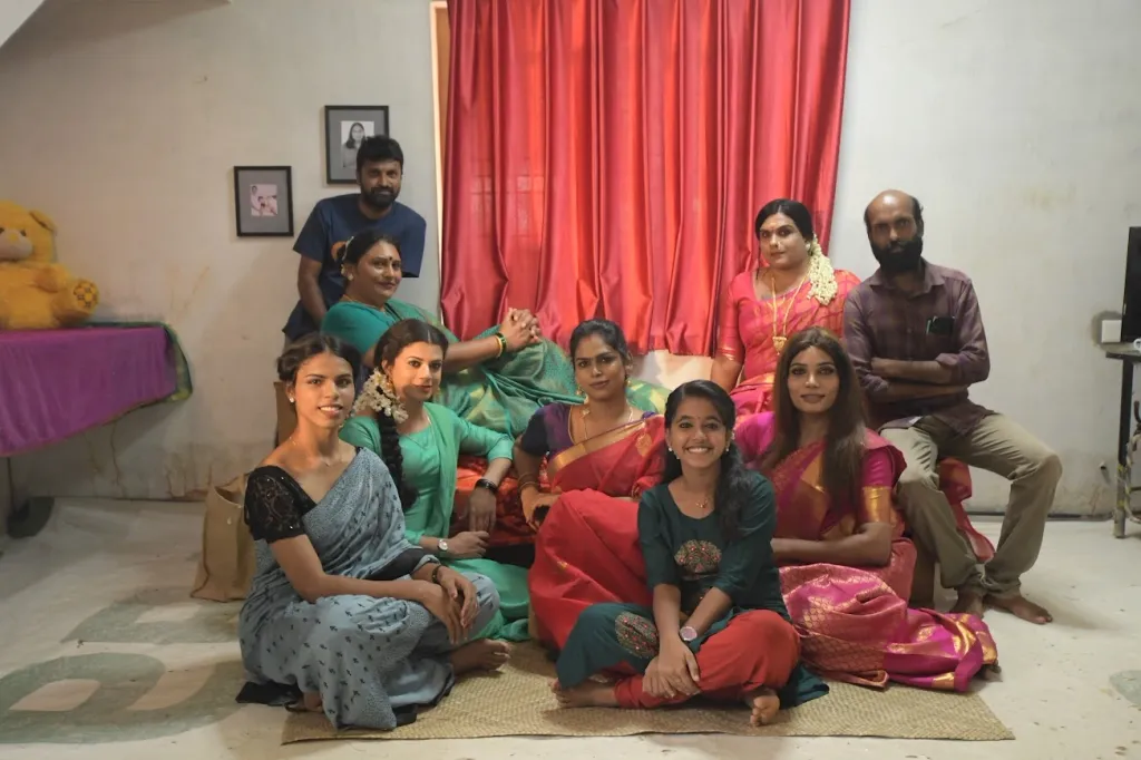 ട്രാൻസ്ജെൻഡർ ജീവിതങ്ങളെ അതിസൂക്ഷ്മമായി ദൃശ്യവൽക്കരിച്ച ‘അന്തരം’ എന്ന സിനിമയുടെ സംവിധായകൻ പി. അഭിജിത് നടീനടന്മാർക്കൊപ്പം.