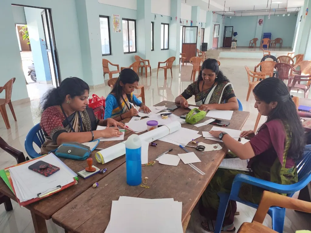സോഷ്യലി യൂസ്ഫുൾ വർക്ക് പ്രോഡക്റ്റ് (SUPW) എന്ന പേരിൽ അധ്യാപക വിദ്യാർത്ഥികൾക്ക് നൈപുണ്യ പരിശീലനം നൽകുന്ന പരിപാടി കൂടി കരിക്കുലത്തിന്റെ ഭാഗമായി ഉണ്ടെങ്കിലും പലപ്പോഴും അത് വർഷങ്ങളായി ചെയ്തു കൊണ്ടിരിക്കുന്ന ബുക്ക് ബൈൻഡിങ്, ഫയൽ നിർമ്മാണം എന്നീ പ്രവർത്തനങ്ങളിൽ മാത്രമായി ചുരുങ്ങിപ്പോകുന്നു.