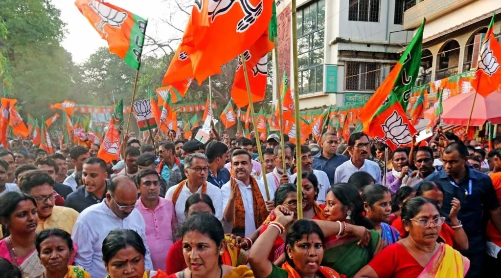 ഭരണത്തിന്റെ തുടക്കത്തിൽ സി.പി.എമ്മിനെതിരെ കടുത്ത ആക്രമണമഴിച്ചുവിട്ട്, പ്രതിപക്ഷത്തെ പൂർണമായും ഇല്ലാതാക്കാനായിരുന്നു മമതയുടെ ശ്രമം. പ്രതിപക്ഷത്തോടുള്ള ഈ അസഹിഷ്ണുതക്കിടയിലൂടെയാണ് പടിപടിയായി സംസ്ഥാനത്ത് ബി.ജെ.പി വളർന്നുവന്നത്.